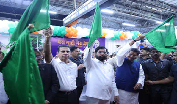 शिंदे ने अमृत कलश वाली विशेष ट्रेन को  हरी झंडी दिखाई