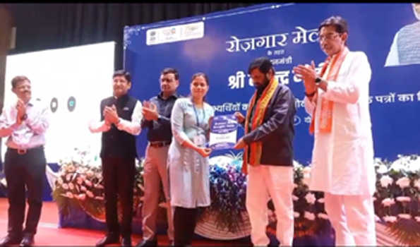 झांसी में रोजगार मेले में नियुक्ति पत्र पाकर खिले 277 लोगों के चेहरे