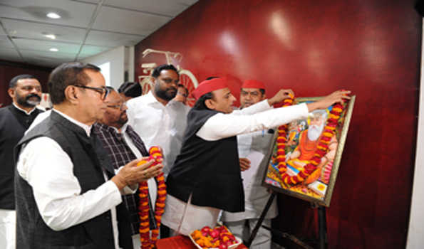 अखिलेश संग समाजवादियों ने किया महर्षि वाल्मीकि को याद