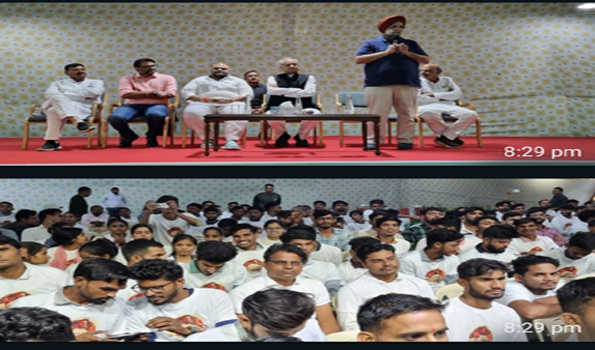 टिकट के लिए मुख्यमंत्री के ओएसडी का समर्थकों के साथ मुख्यमंत्री आवास पर शक्ति प्रदर्शन