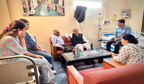 सुक्खू का हाल पूछने एम्स पहुंचे राजस्थान के मुख्यमंत्री गहलोत