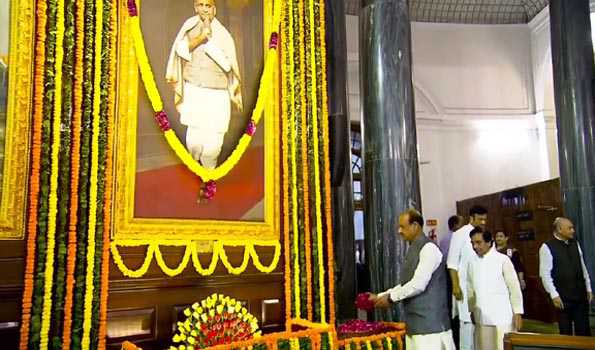 सरदार पटेल के विचार देश में लोकतंत्र और एकता का आधार हैं : बिरला