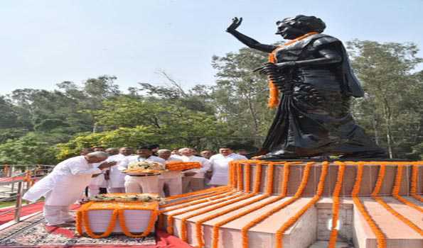 राजेंद्र आर्लेकर और नीतीश ने पुण्यतिथि पर इंदिरा गांधी को दी श्रद्धांजलि