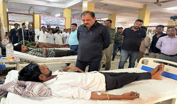 झांसी विधायक रवि शर्मा ने मेडिकल कॉलेज में भर्ती मरीजों का जाना हालचाल