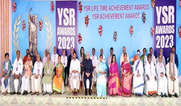 सत्ताईस व्यक्ति-संस्थान  वाईएसआर लाइफटाइम एवं अचीवमेंट पुरस्कर से सम्मानित