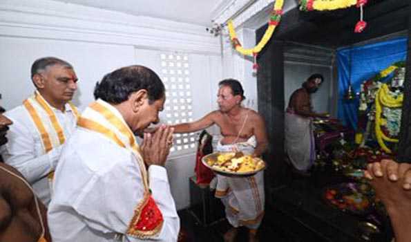 केसीआर ने की कोंपल्ली वेंकटेश्वर स्वामी मंदिर में की पूजा-अर्चना