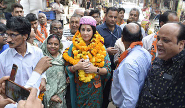 महिलाओं को सशक्तिकरण चाहिए, मोबाइल नहीं: दिया कुमारी