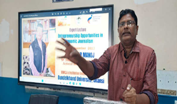 मीडिया में उद्यमिता के अनेक अवसर, कौशल विकास पर ध्यान दें छात्र: मनोहर मनोज