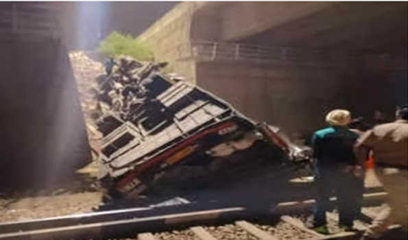 दौसा में बस के पुल से रेलवे ट्रैक पर गिरने से चार लोगों की मौत