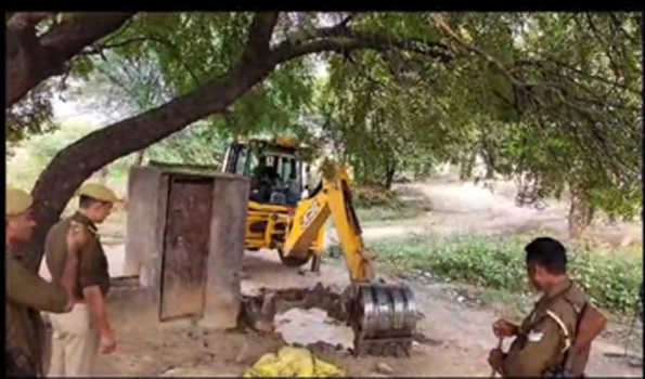झांसी: कच्ची शराब के खिलाफ चला बाबा का बुलडोज़र