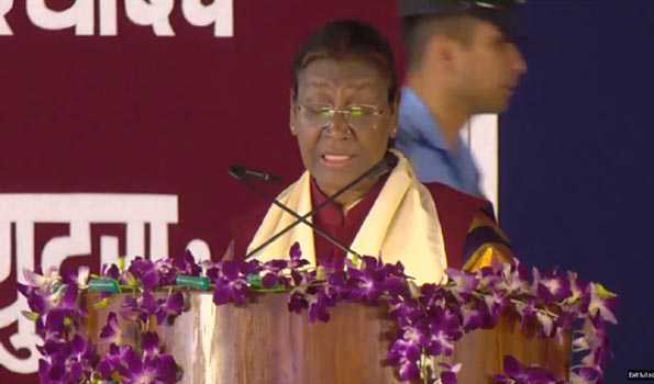 देश के विश्वविद्यालय व संस्थान इंडस्ट्री रेडी स्नातक तैयार करें: मुर्मु
