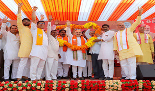 शाह का किशनगढ़ हवाई अड्डे पर भाजपा कार्यकर्ताओं ने किया जोरदार स्वागत