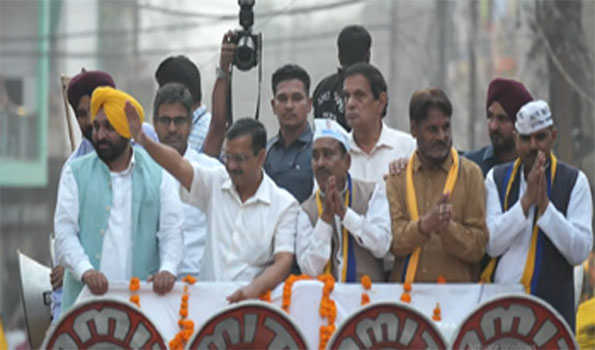 केजरीवाल और भगवंत मान ने रोडशो किया और आप पार्टी के प्रत्याशियों के लिए वोट मांगे