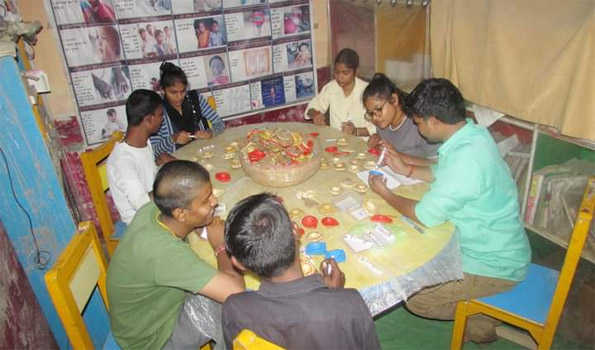 महोबा:मानसिक रूप से कमजोर बच्चे बना रहे पर्यावरणमित्र मूर्तियां