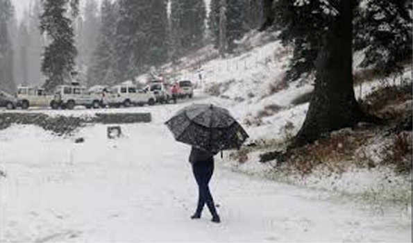 जम्मू कश्मीर में हिमपात, बारिश के कारण सड़कें बंद