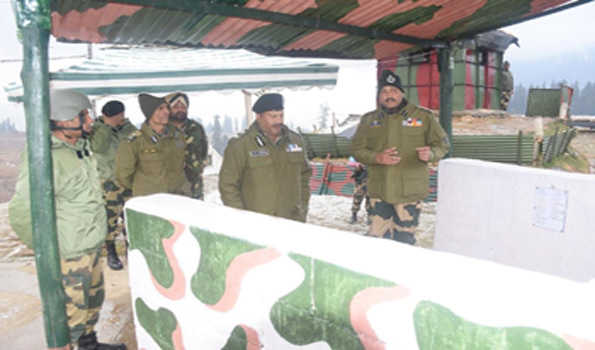 बीएसएफ डीजी ने एलओसी के अग्रिम इलाकों का किया दौरा