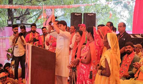कांग्रेस ने सिर्फ गरीबों का वोट लिया उनका कल्याण नहीं किया: सिंधिया