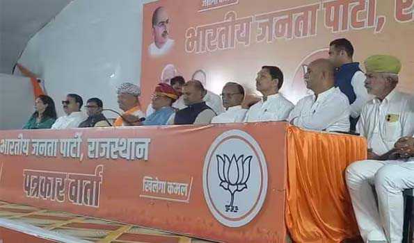 कांग्रेस के पूर्व मंत्री रामगोपाल बैरवा अपने समर्थकों के साथ भाजपा में शामिल
