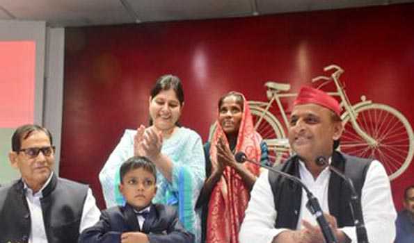 नोटबंदी दुनिया का सबसे बड़ा भ्रष्टाचार: अखिलेश
