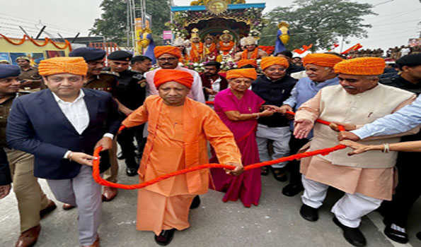 योगी ने खींचा प्रभु श्रीराम का रथ,आसमान से बरसे फूल