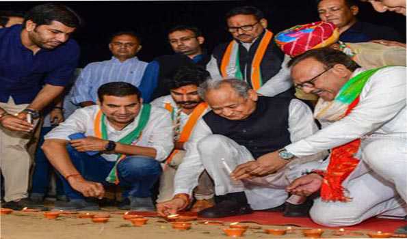गहलोत ने दीपोत्सव कार्यक्रम में दीप प्रज्जवलित कर मनाई दिवाली