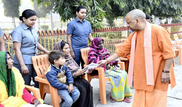 जन समस्याओं के निस्तारण में संवेदनशीलता बरतें अधिकारी: योगी
