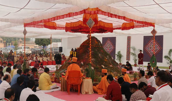 दिल्ली के अक्षरधाम मंदिर में श्रीअन्न‌ से अन्नकूट, गोवर्धन की पूजा