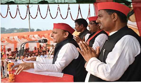 कांग्रेस धोखेबाज पार्टी है: अखिलेश
