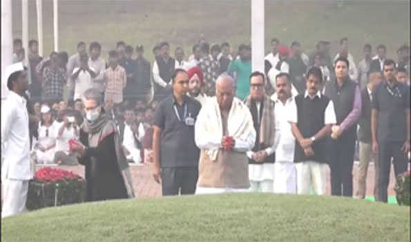 खड़गे-राहुल ने किया नेहरू को जयंती पर नमन