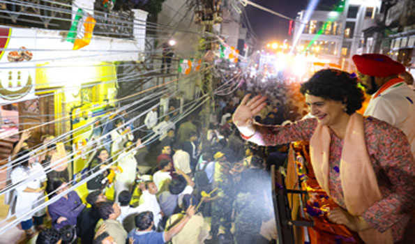 प्रियंका के कांग्रेस प्रत्याशियों के पक्ष में रायपुर के रोड शो में उमड़ी भारी भीड़