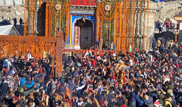 सैन्य बैंड की भक्तिमय स्वर लहरियों और बर्फबारी के बीच केदारनाथ धाम के कपाट शीतकाल के लिए बंद