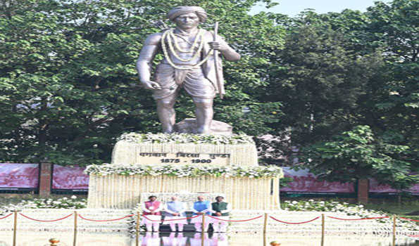 प्रधानमंत्री नरेंद्र मोदी ने धरती आबा भगवान बिरसा मुंडा की प्रतिमा पर पुष्प अर्पित कर उन्हें श्रद्धांजलि दी