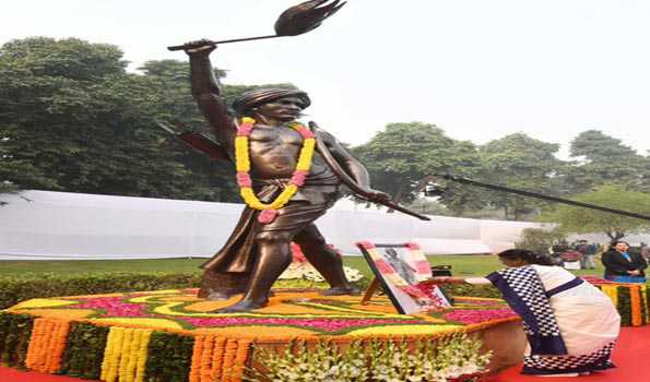 मुर्मु ने बिरसा मुंडा को पुष्पांजलि अर्पित की