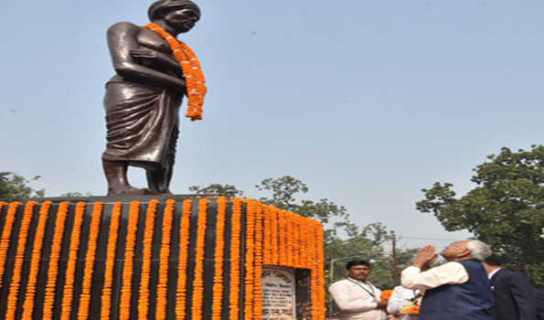 नीतीश ने भगवान बिरसा मुण्डा को दी श्रद्धांजलि