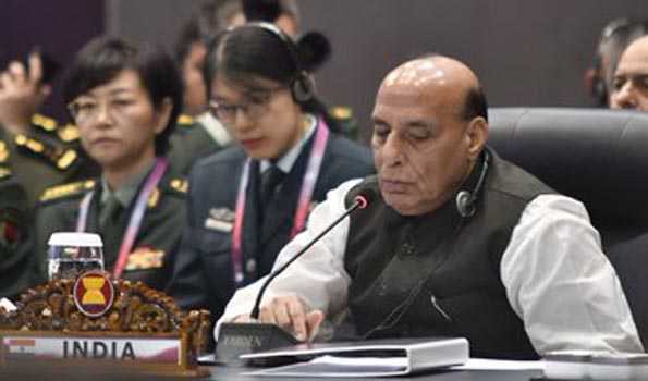 भारत समुद्री कानूनों के अनुरूप नौवहन और व्यापार की स्वतंत्रता के लिए प्रतिबद्ध: राजनाथ