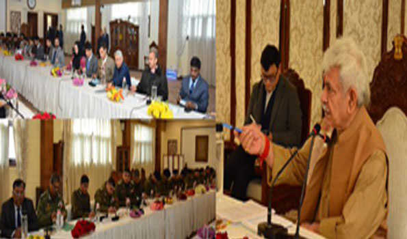 सिन्हा ने कश्मीर की सुरक्षा,विकास परिदृश्य की समीक्षा की