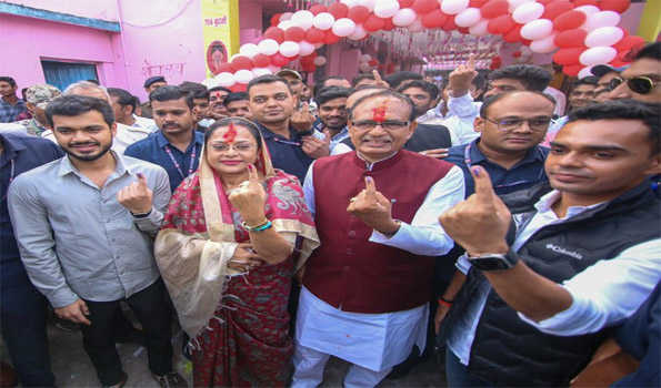 शिवराज ने परिवार के साथ किया मतदान