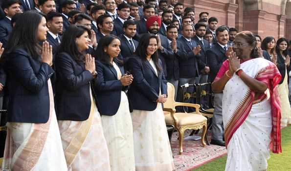 देश के भविष्य को आकार देने में महत्वपूर्ण भूमिका निभाएं अधिकारी: मुर्मु