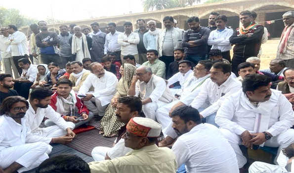 कांग्रेस प्रत्याशी के सहयोगी की कथित हत्या के मामले में दिग्विजय का धरना जारी
