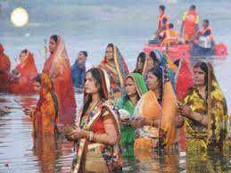 बिहार में सूर्योपासना के महापर्व कार्तिक छठ पर डूबते सूर्य को अर्घ्य