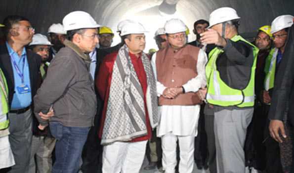 गडकरी ने की टनल में फंसे मजदूरों को सुरक्षित निकालने के कार्यों की समीक्षा