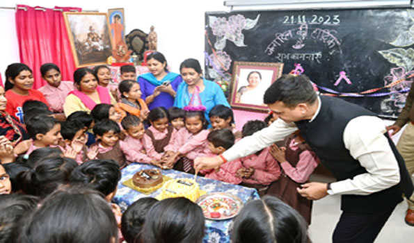 राजभवन में बच्चों ने मनाया आनंदीबेन का जन्मदिन