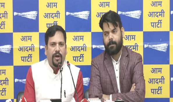 भाजपा झुग्गियों पर चलवा रही बुलडोजर : आप