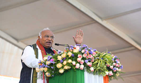 परीक्षा पत्रों का लीक होना केसीआर की शासन शैली को करता है उजागर: खड़गे