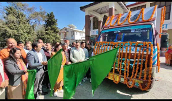 अल्मोड़ा में रेखा आर्य ने विकसित भारत संकल्प यात्रा को दिखाई हरी झंडी