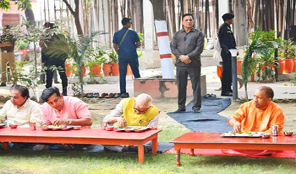 आंवला वृक्ष के नीचे भोजन कर मुख्यमंत्री योगी ने किया एकादशी व्रत का पारण’