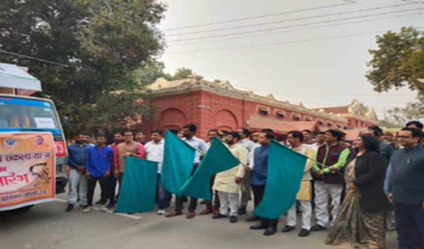 जौनपुर में ‘विकसित भारत संकल्प यात्रा’ को जिलाधिकारी ने हरी झंडी दिखाकर किया रवाना