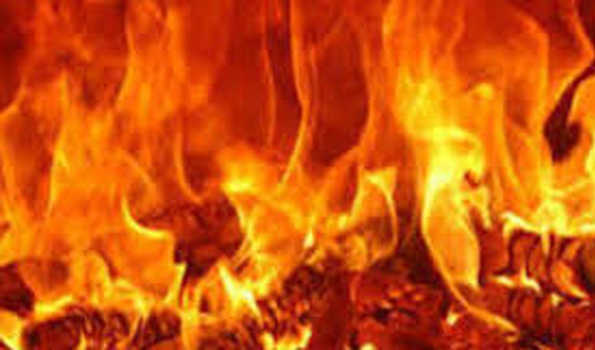 पूर्वी चंपारण में मकान में आग लगने से तीन लोगों की मौत, दो झुलसे