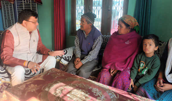 धामी ने टनल में फंसे श्रमिक के परिजनों से की मुलाकात,बंधाया ढाढस