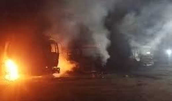 नक्सलियों ने मचाया उत्पात, डामर प्लांट में लगे 14 वाहन फूंके